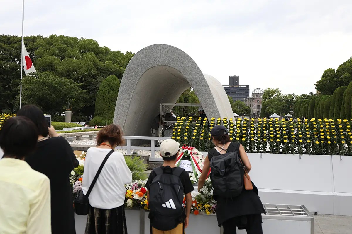 被爆80年の夏、平和記念公園で平和記念式典　朝から多くの参拝者が集う