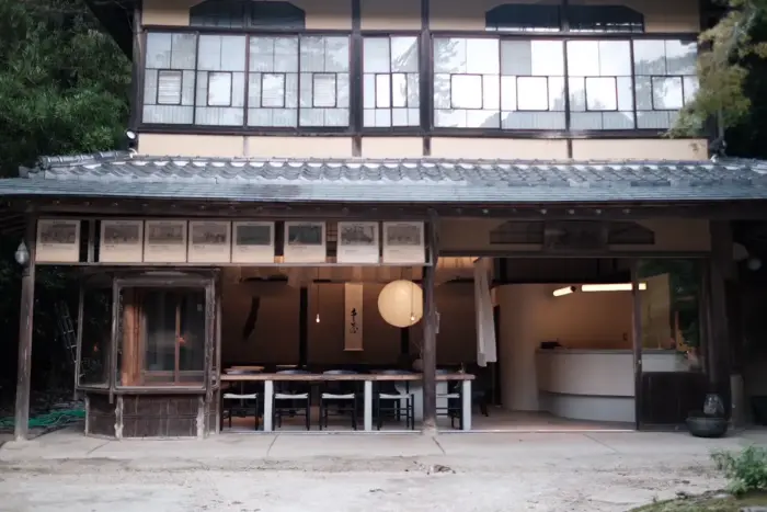 宮島の老舗旅館「岩惣」離れをリニューアル、和甘味とバーが融合した「宮島茶寮 千景」グランドオープン