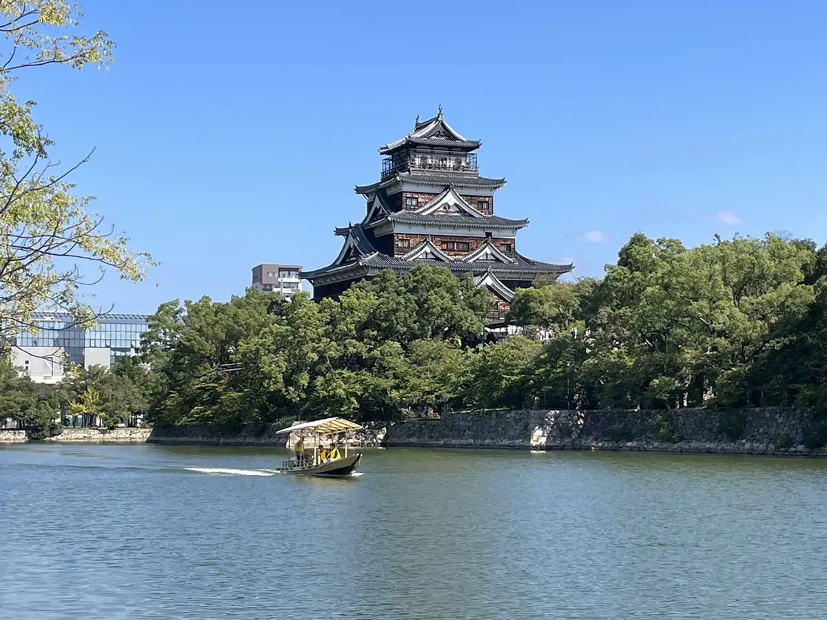 水面から眺める新たな魅力！広島城のお堀を巡る「広島城遊覧船」いよいよ運航