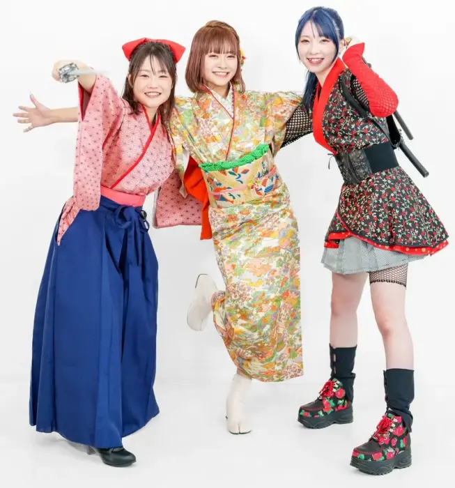 3人組ユニット「鯉城小町（りじょうこまち）」が広島城で観光客の思い出づくりをサポート中