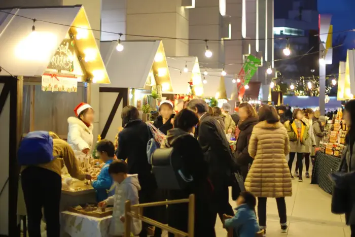イチオシ：クレドの巨大15mツリーがきらめくもとで、本場ドイツのクリスマスマーケット