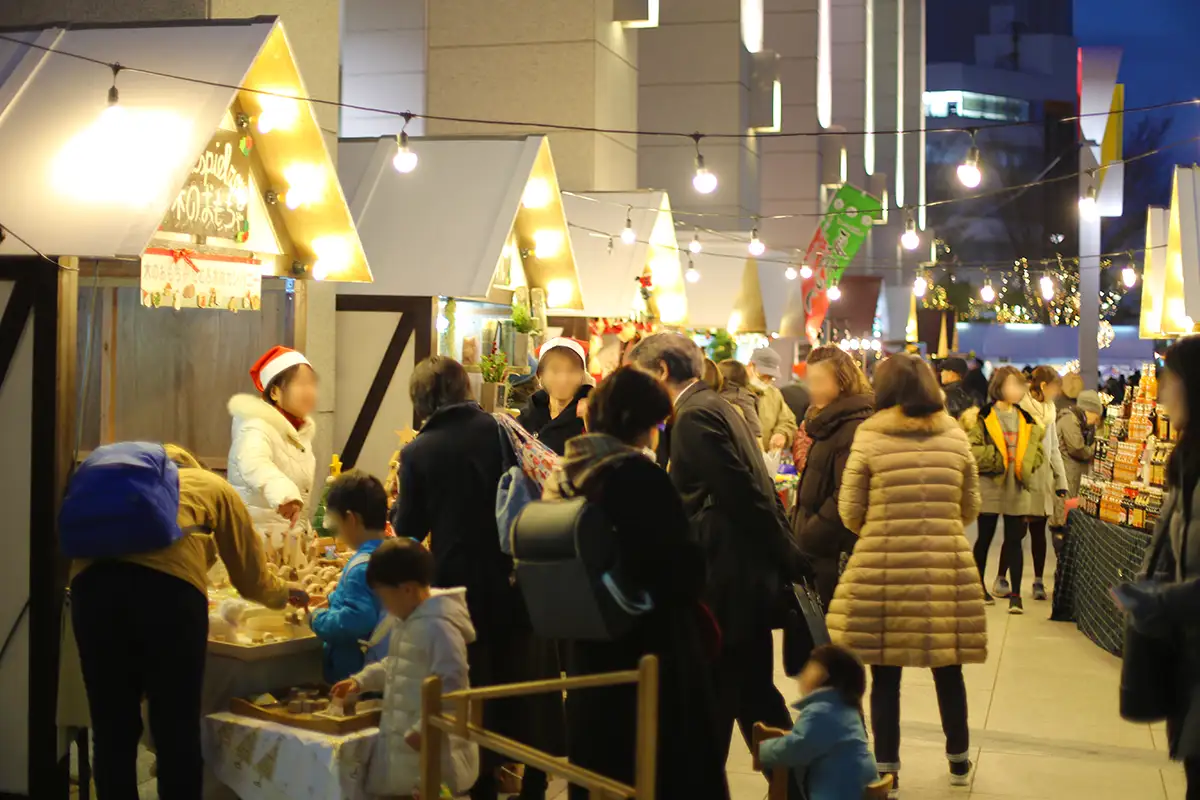 クレドの巨大15mツリーがきらめくもとで、本場ドイツのクリスマスマーケット