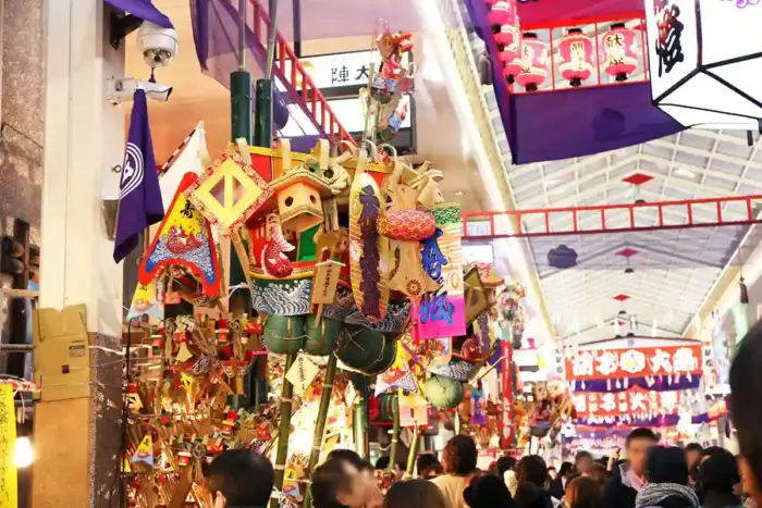 広島の街が祭りに染まる！縁起物とグルメ露店がずらりと並ぶ「胡子大祭（えべっさん）」
