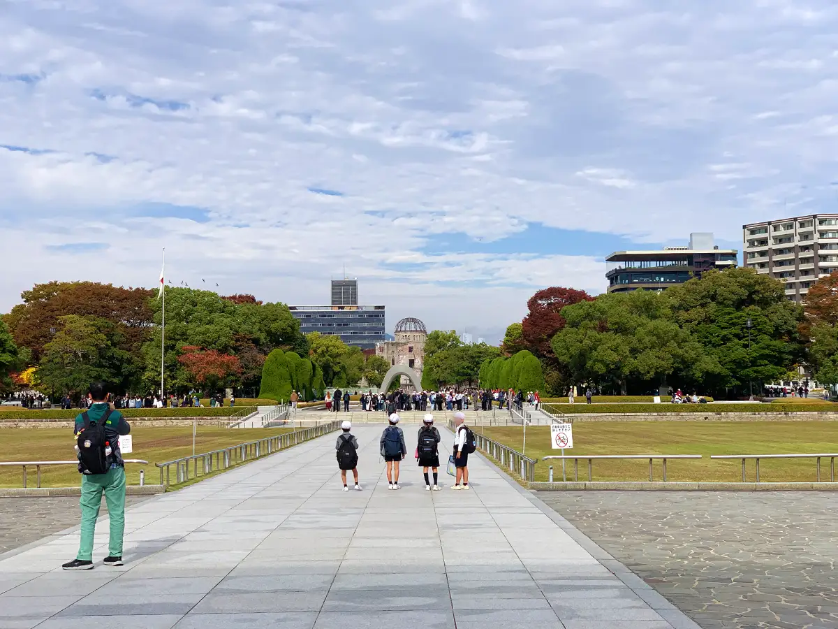 平和記念公園の木々で紅葉の色づき進行中　人気観光地で秋色の広島散策