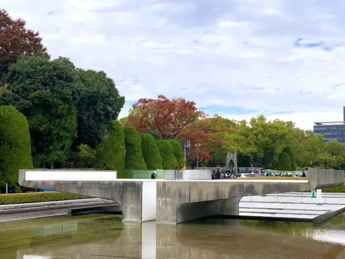 平和記念公園の木々で紅葉の色づき進行中　人気観光地で秋色の広島散策