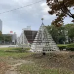 平和記念公園の木々で紅葉の色づき進行中　人気観光地で秋色の広島散策