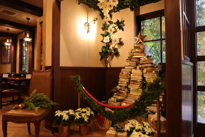 本に囲まれたクリスマス　森と花の絵本ミュージアム「Garden Lei」