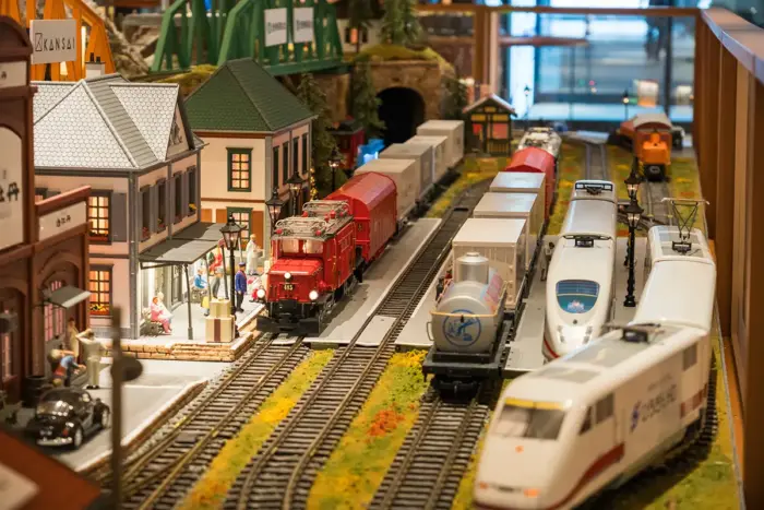 鉄道ジオラマが11mにスケールアップ！3周年のヒルトン広島で「クリスマス・トレイン」