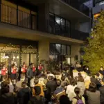 広島アンデルセンで約1万5千球の光が灯る「クリスマスツリー点灯式」聖歌隊ミニコンサートも