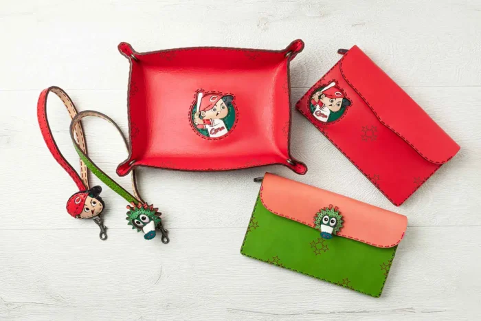 カープ坊や＆スラィリーがレザーアイテムに　革で魅せるOJAGA DESIGNコラボ最新作