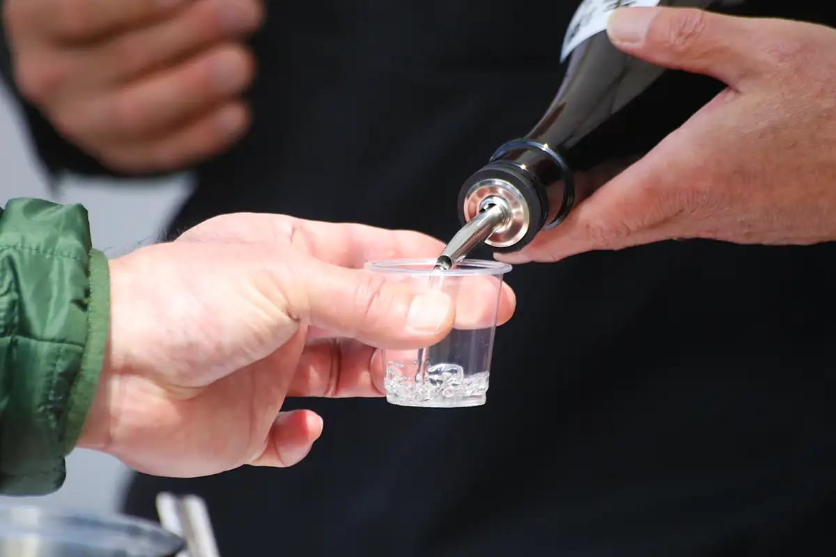 閉城間近の広島城でにぎわい　燗酒フェスに23蔵、来場客殺到