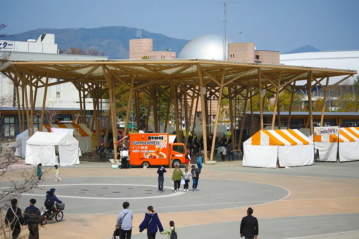 広島ゲートパークに人だかり　話題のモルック体験とインドグルメが人気