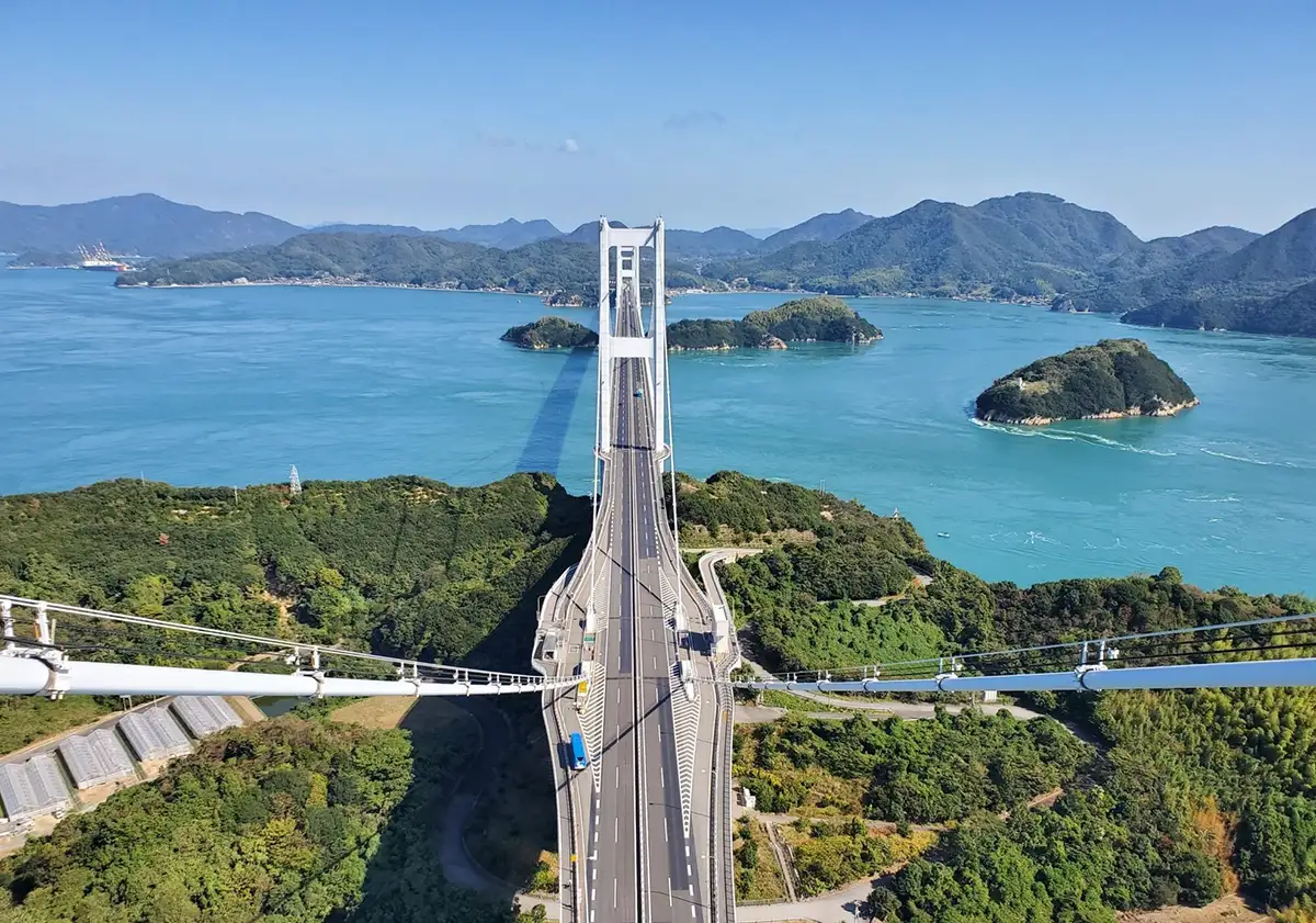 高さ180mの絶景へ　来島海峡大橋で人気塔頂ツアー「くるくるクライム」