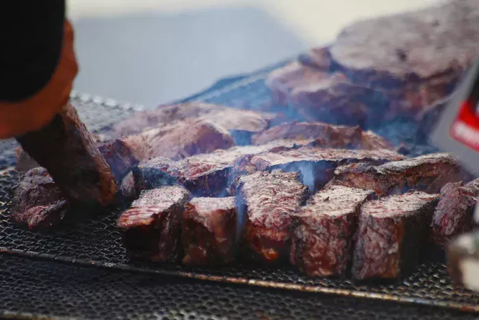 広島中心部で肉グルメ×巨大フリマが同時開催！3連休初日から大にぎわい